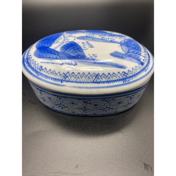 Vintage Oriental Porcelain Trinket Box in Oval shape White and Blue pattern. - Picture 7 of 9